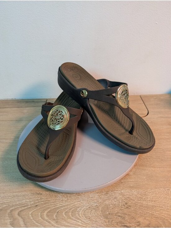 CROCS Shoes - Crocs Womens Sanrah Sandals Size 10 Gold Medallion Brown Wedge Thong Slides